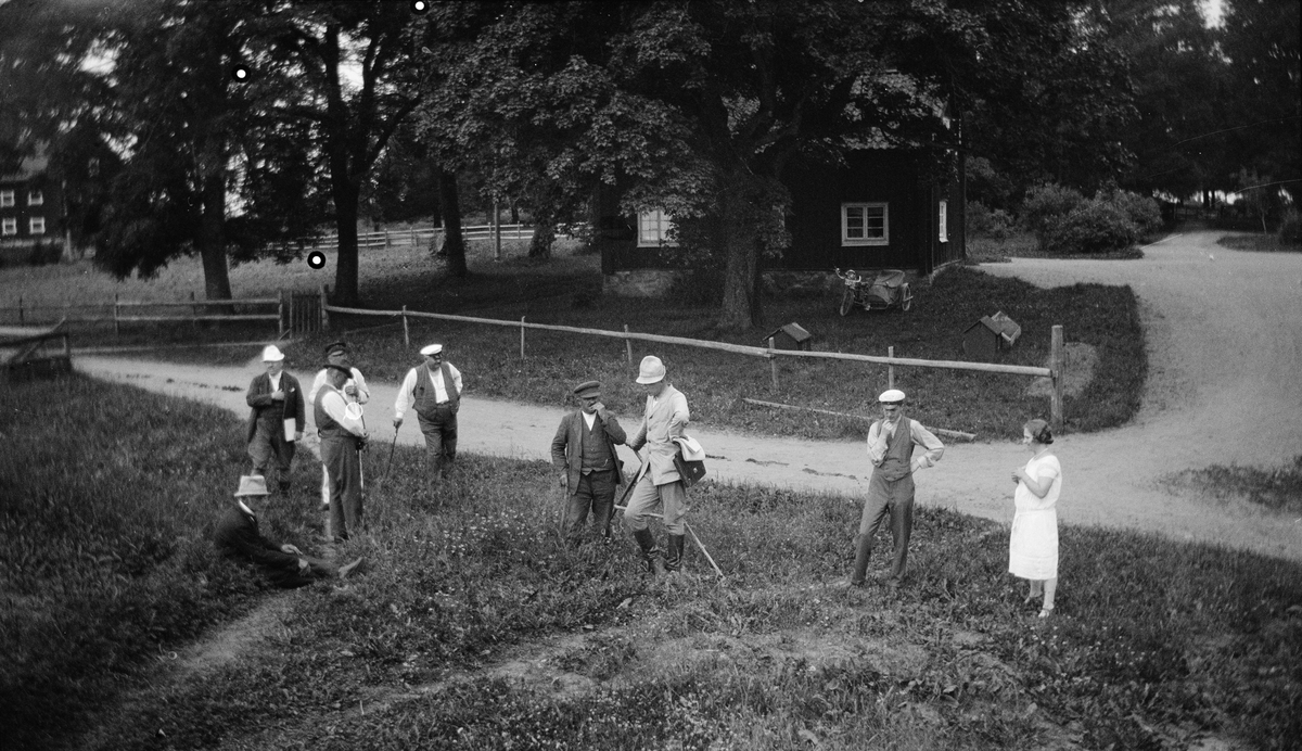 Flera personer står och pratar vid väg, Revelsta gård, Altuna socken, Uppland 1927