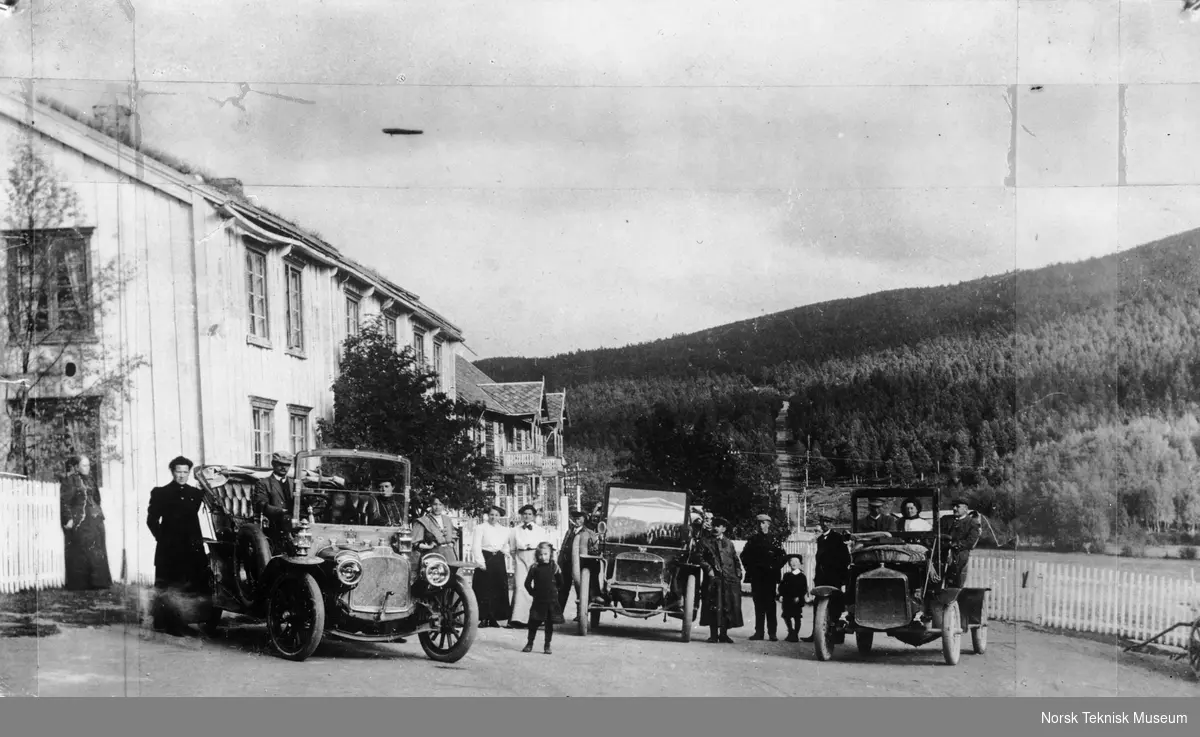 Rutebiler fotografert på Dombås i 1909. Bilene er fra venstre Clement, Adler og Buick. 