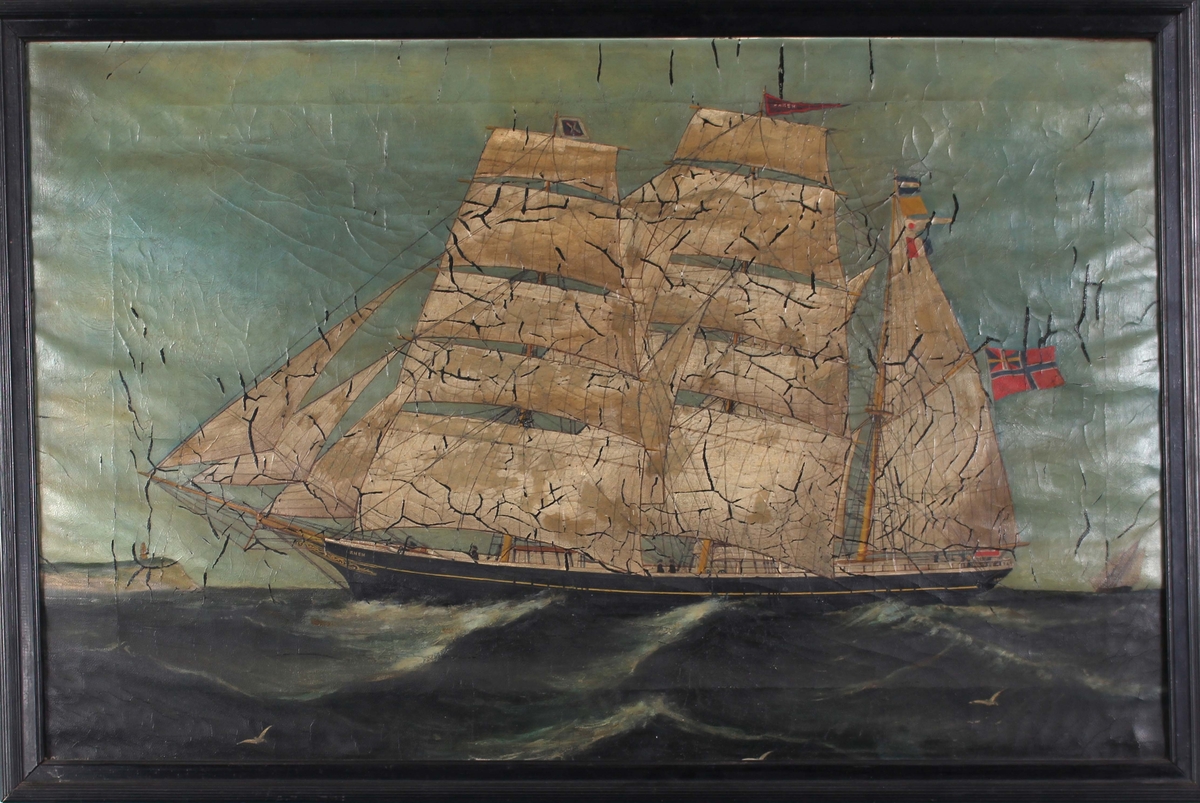 Skipsportrett av bark ØRNEN med full seilføring med land i bakgrunn. Fører norsk handelsflagg med svensk-norsk unionsmerke i mesanmast.