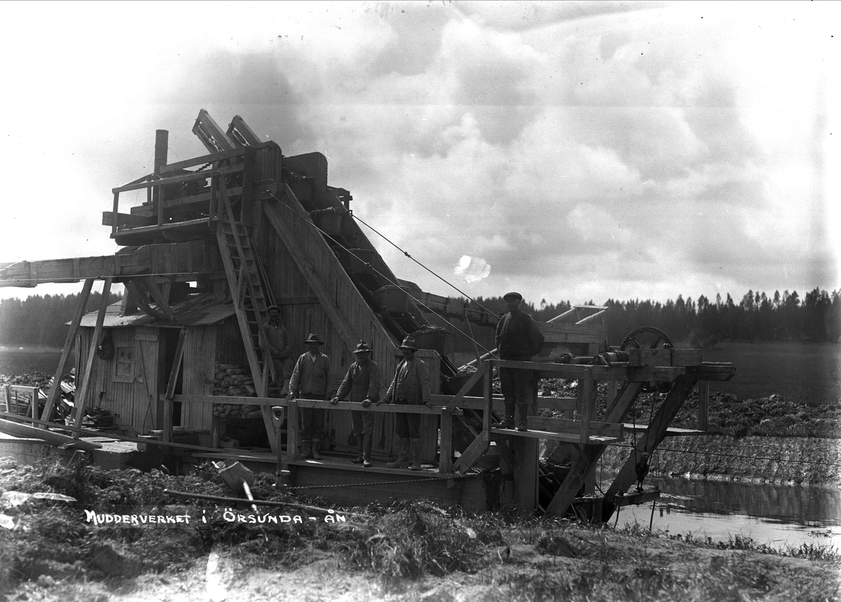 "Mudderverket [...] i ån på Sevasta äng med manskap", Altuna socken, Uppland 1928