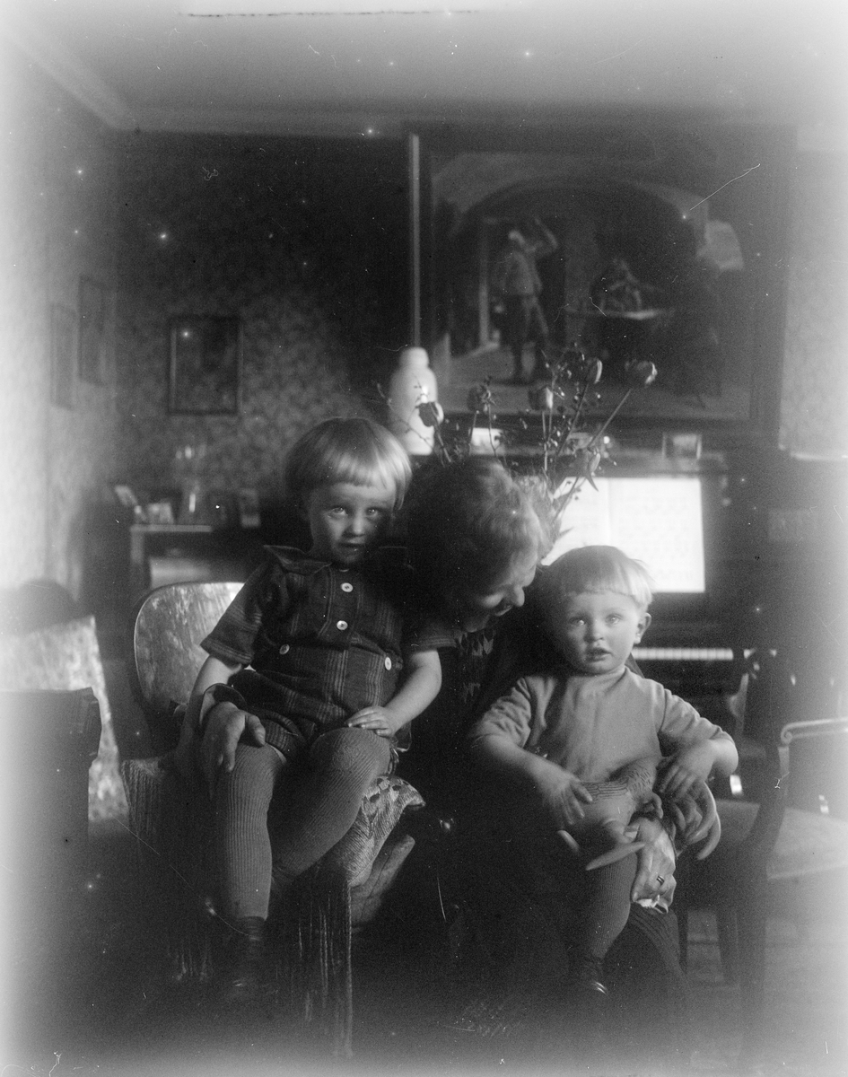 Fru Elsie Angberg och pojkarna,  Revelsta, Altuna socken, Uppland 1927