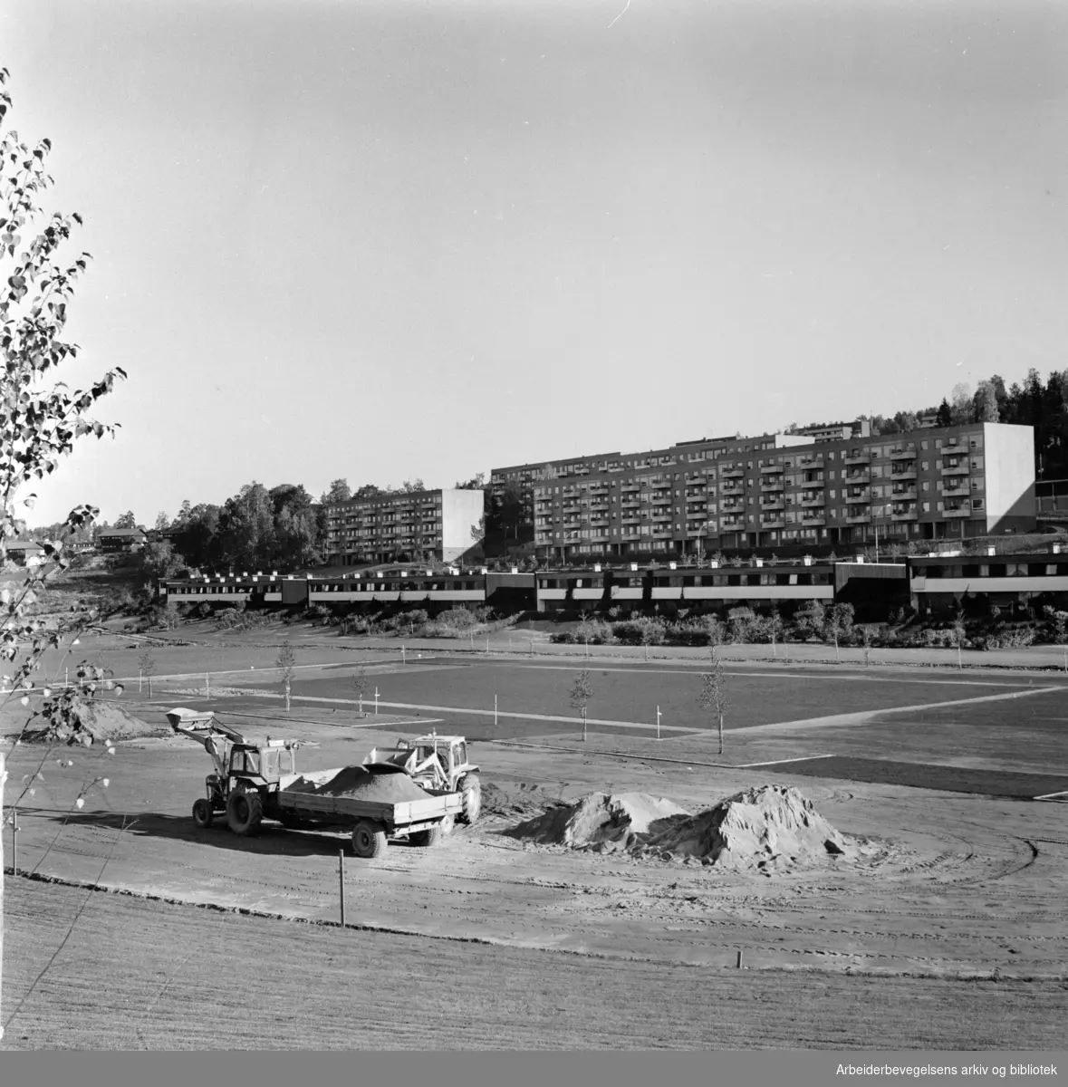Bogerud. Lek og idrettsplass ved Rustad skole. Oktober 1972
