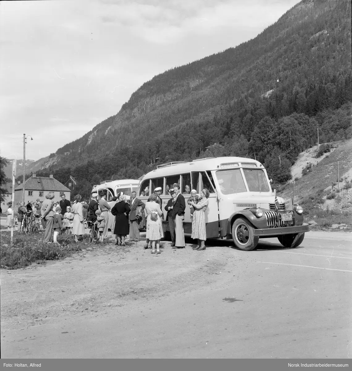 Busser som skal frakte barn fra Rjukan på musikk-turné.