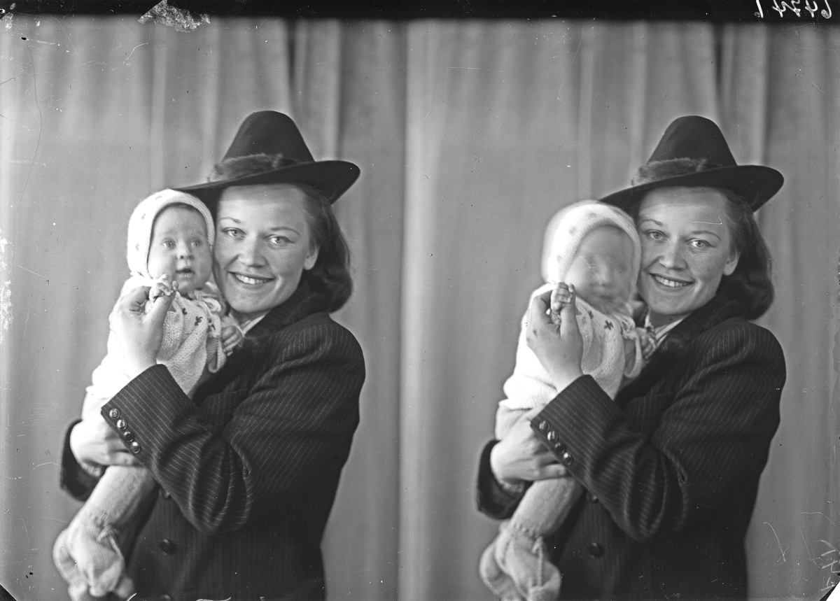 Portrett.  Familiegruppe på to. Ung kvinne med hatt og lite barn. Mor og barn. Bestilt av Doris Jønson. Erling Skjalgsonsgt. 9