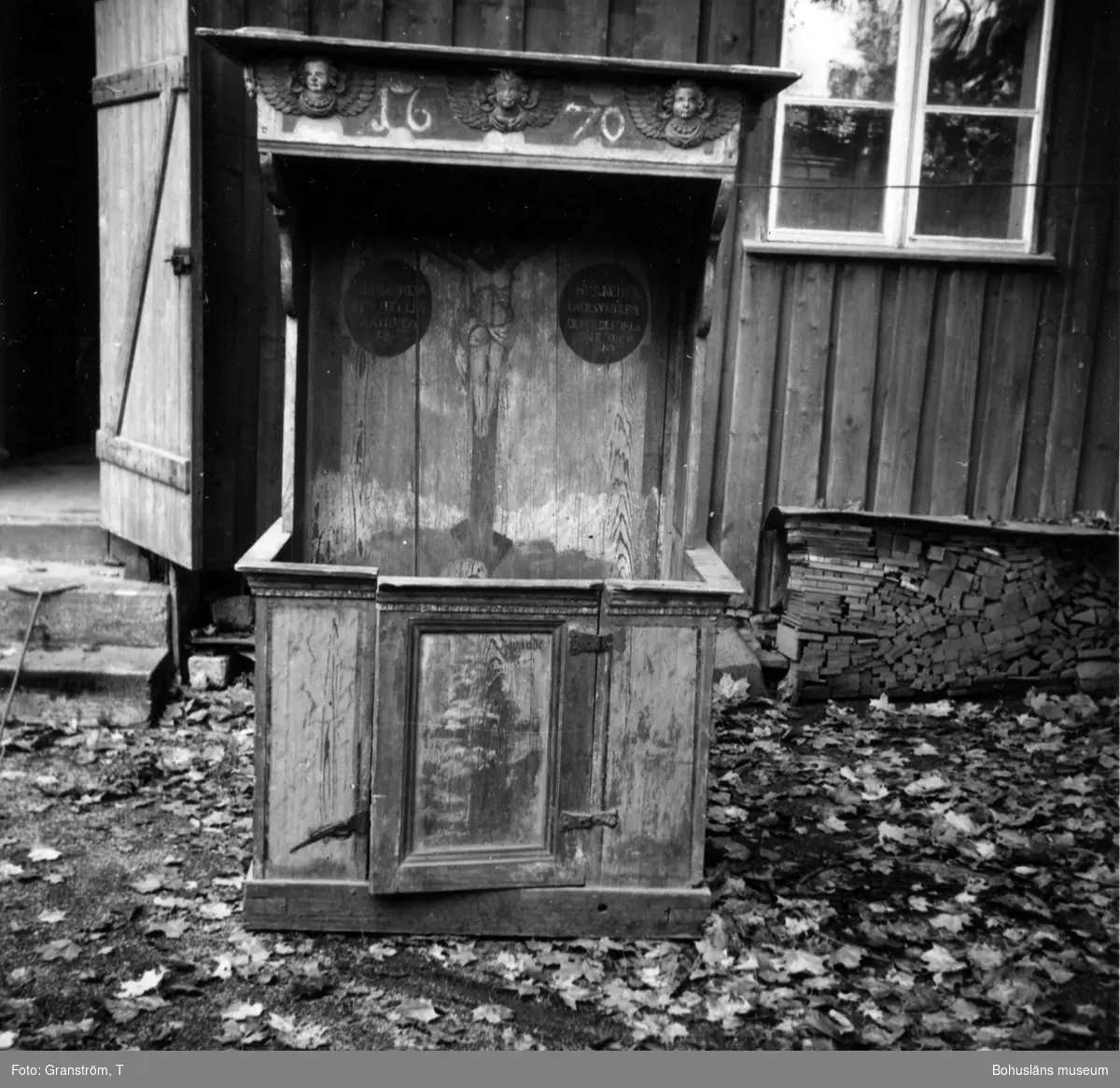 Text till bilden: "Biktbänk från Brastad gamla kyrka. Nu Uddevalla museum [Bohusläns museum]".