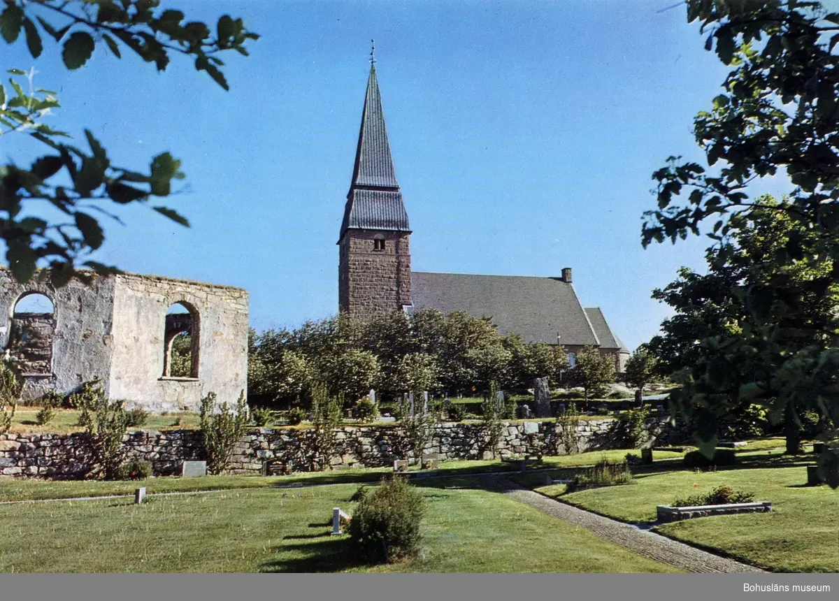 Text till bilden: "Lyse kyrka med kyrkoruinen".
