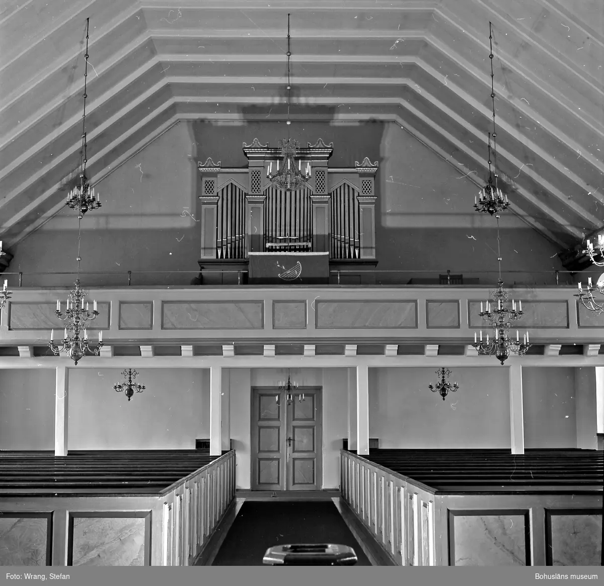 Text till bilden: "Näsinge kyrka. Interiör mot väster. Orgelfasad från 1800-talet".