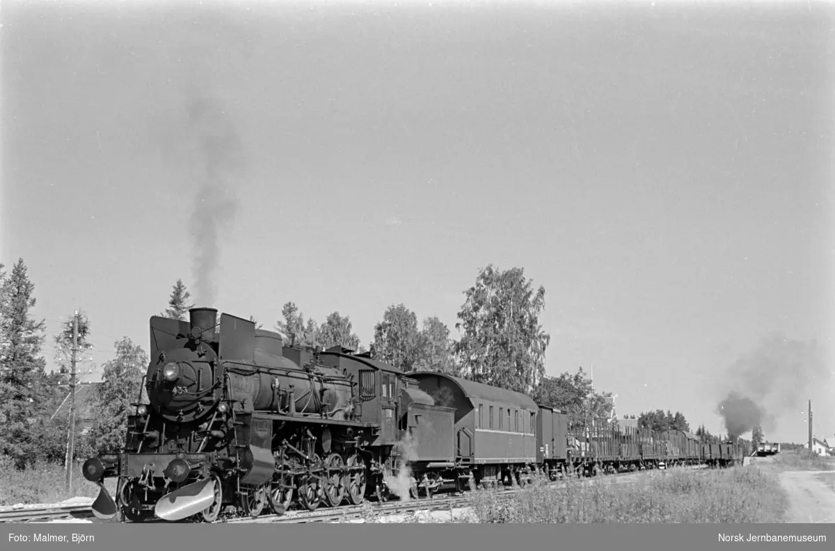 Godstog fra Elverum til Kongsvinger på Grinder stasjon. Toget trekkes av damplokomotiv type 26c nr. 433. Bak lokomotivet personvogn litra BF3 nr. 19903.