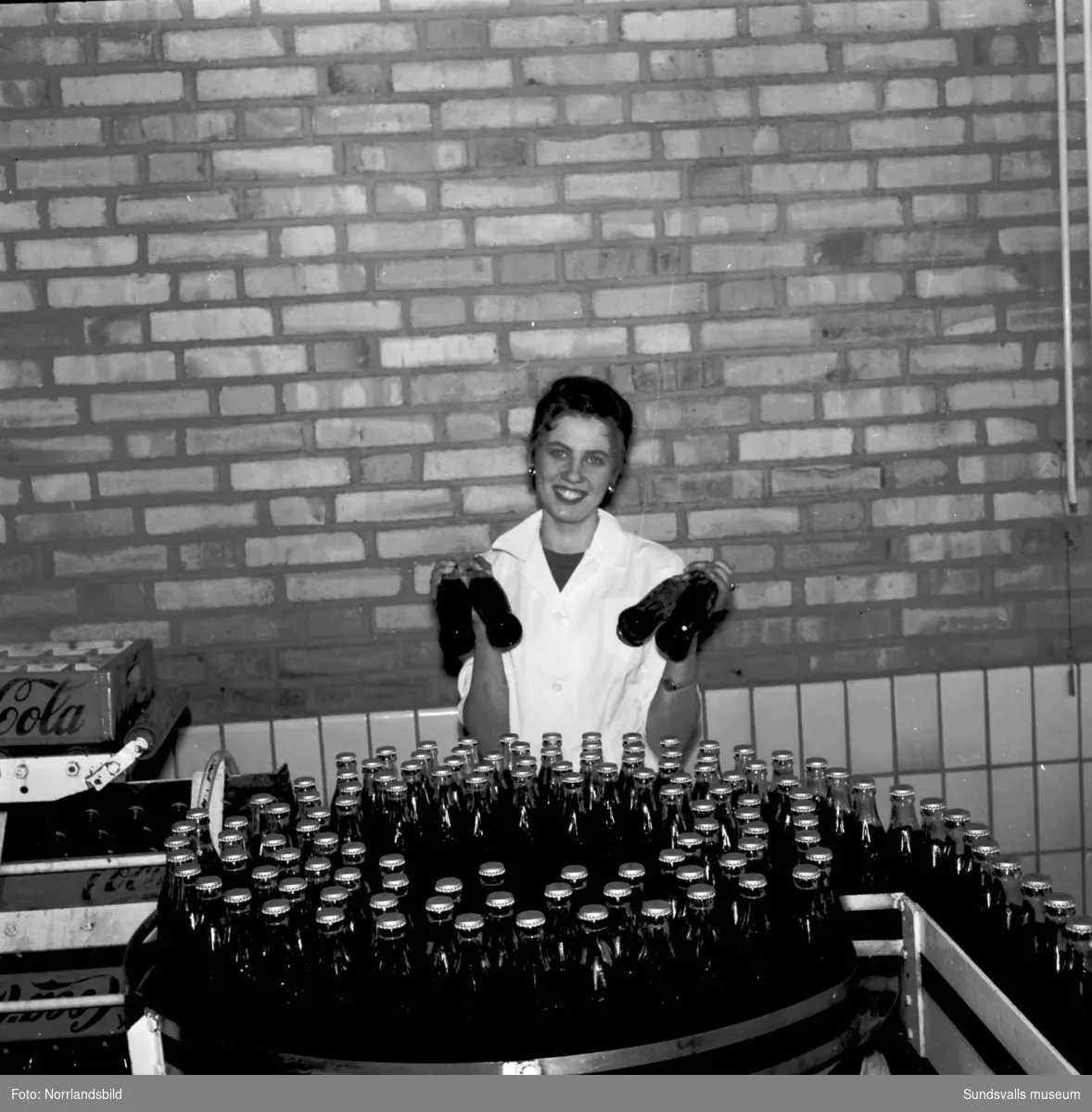 En ung kvinna som jobbar på Coca-Cola-fabriken i Nacksta.