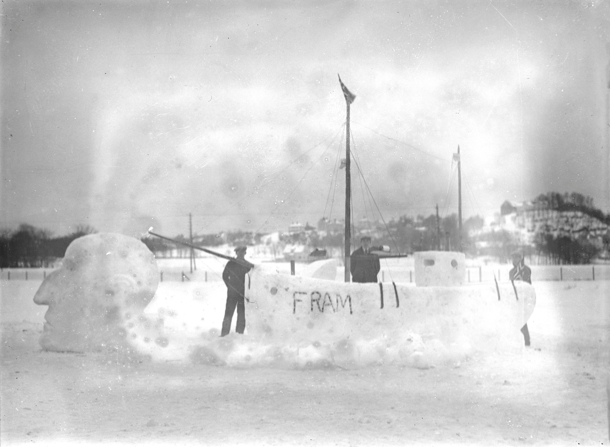 Roald Amundsen, Fram og isbjørn modellert i snø av drosjesjåfører
