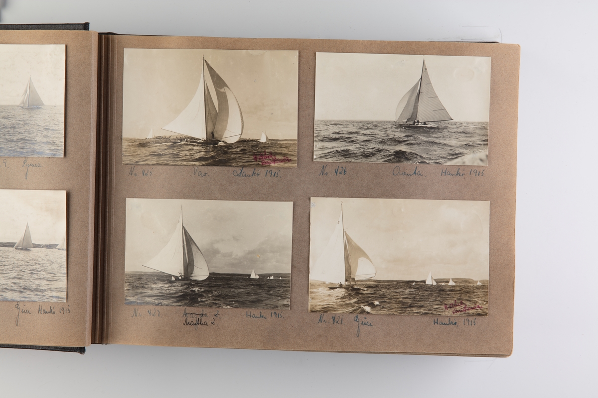 Album med fotografier av seilbåter fra regattaer i 1914-1919.