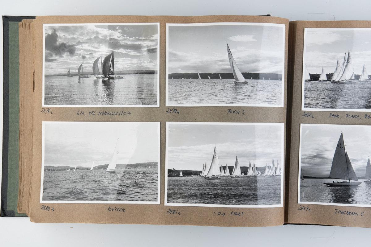 Album med fotografier av seilbåter fra regattaer i 1950-1951.