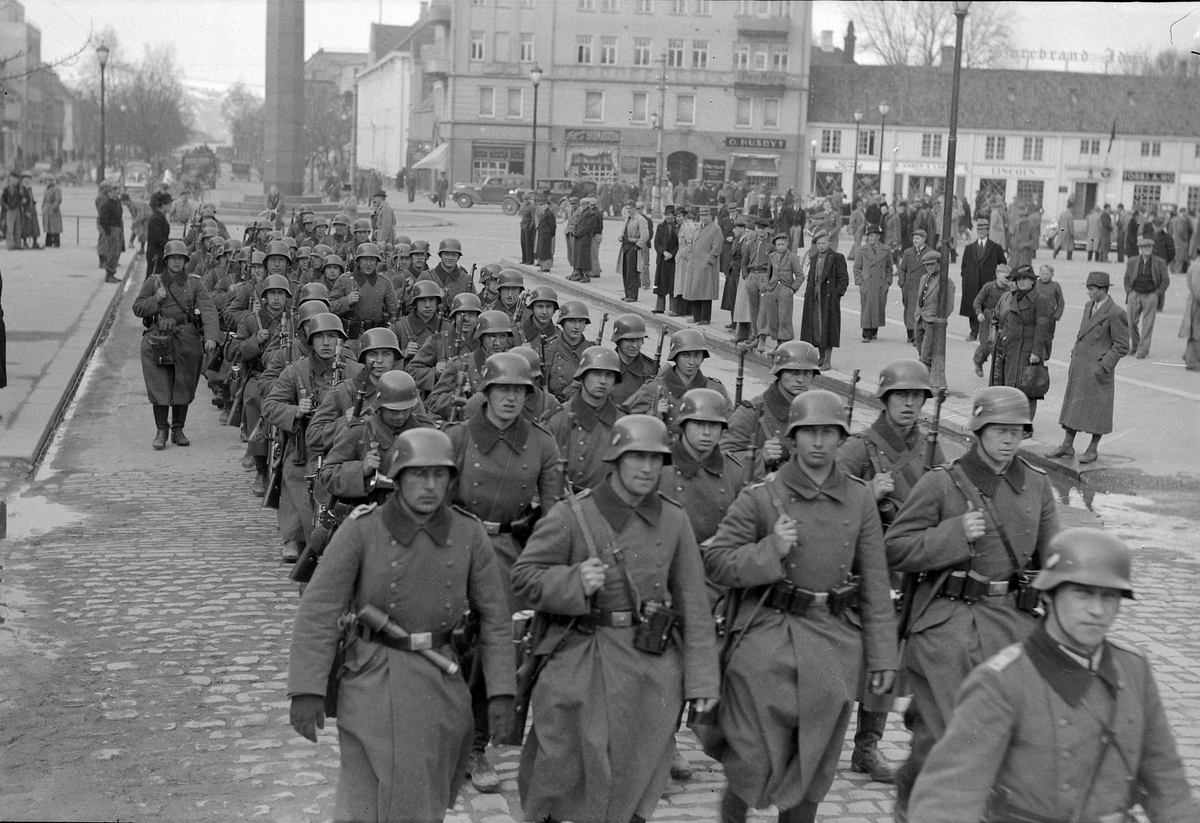 Tyske soldater marsjerer over Torvet