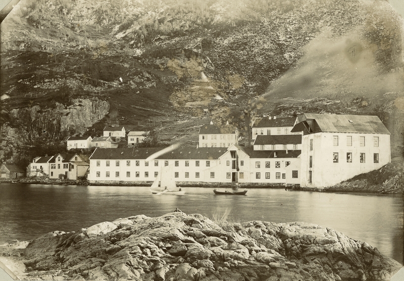 Salhus Tricotagefabrikk sett frå sjøen, mellom ca. 1880-1895. Salhus Tricotagefabrik i Salhus omkring 1880. Heilt til høgre er kolhuset der kolskutene la til. Kolet blei heist opp i tønner til 2.etasje, der det blei tømt over i trillebårer og køyrt til kolbingen. 

Til høgre bak fabrikkbygningen ligg skulehuset frå 1878. Det ligg arbeidarbustadar framfor og til venstre for skulehuset. I "1860-boligen" til venstre budde jenter på loftet og familiar i leilegheitene i etasjane under. Nede ved sjøen til venstre i biletet ligg smia og huset til Johannes Vedå, som til seinare vart smed i Salhus Væverier. Deretter ser vi huset der "Hilda-butikken" kom seinare. Dei fire husa bak desse var av dei eldste i Salhus.