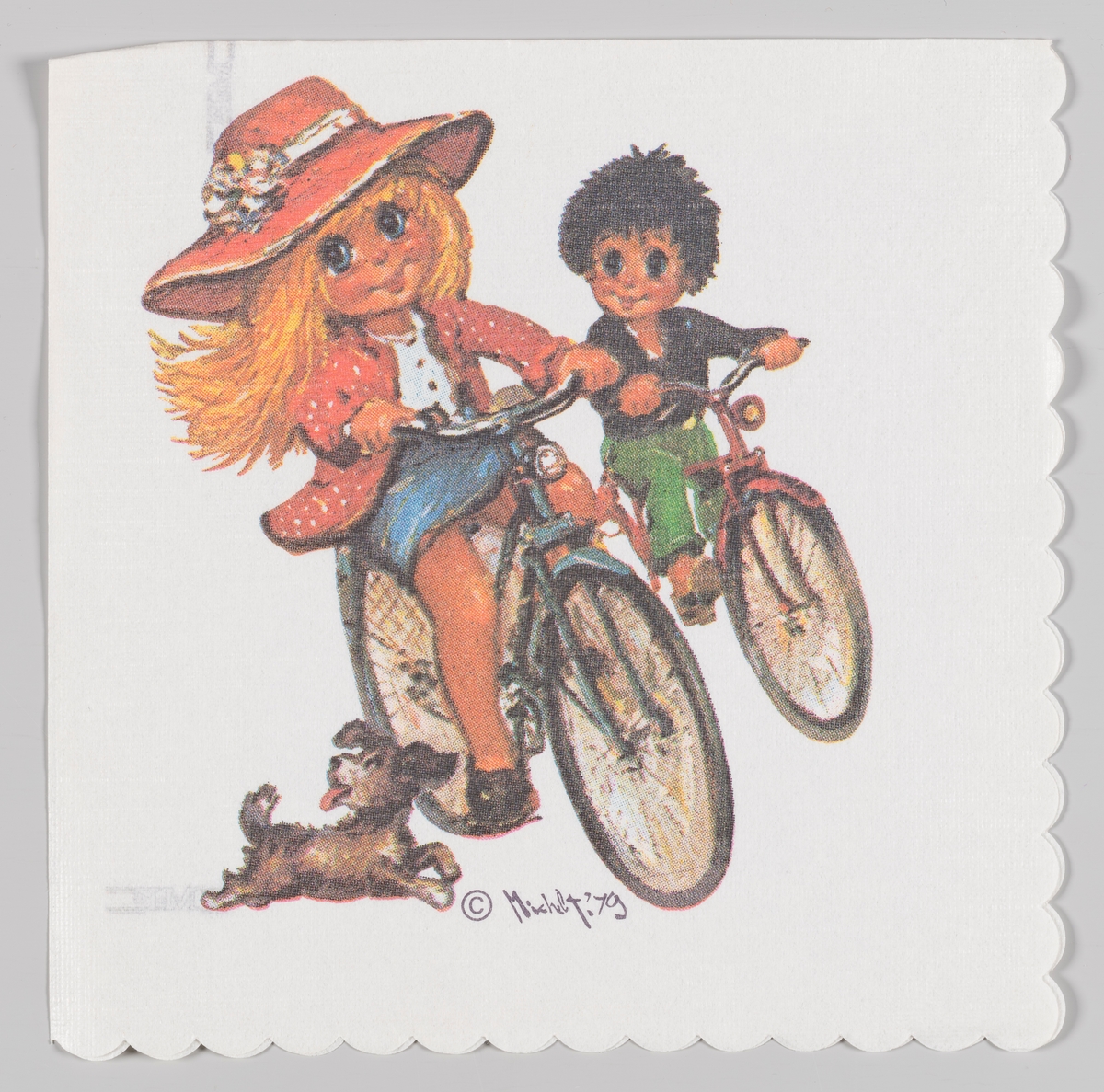 En jente og en gutt som sykler sammen med en løpende hund. Jenta har hatt, jakke og skjørt. Gutten har skjorte og bukse.