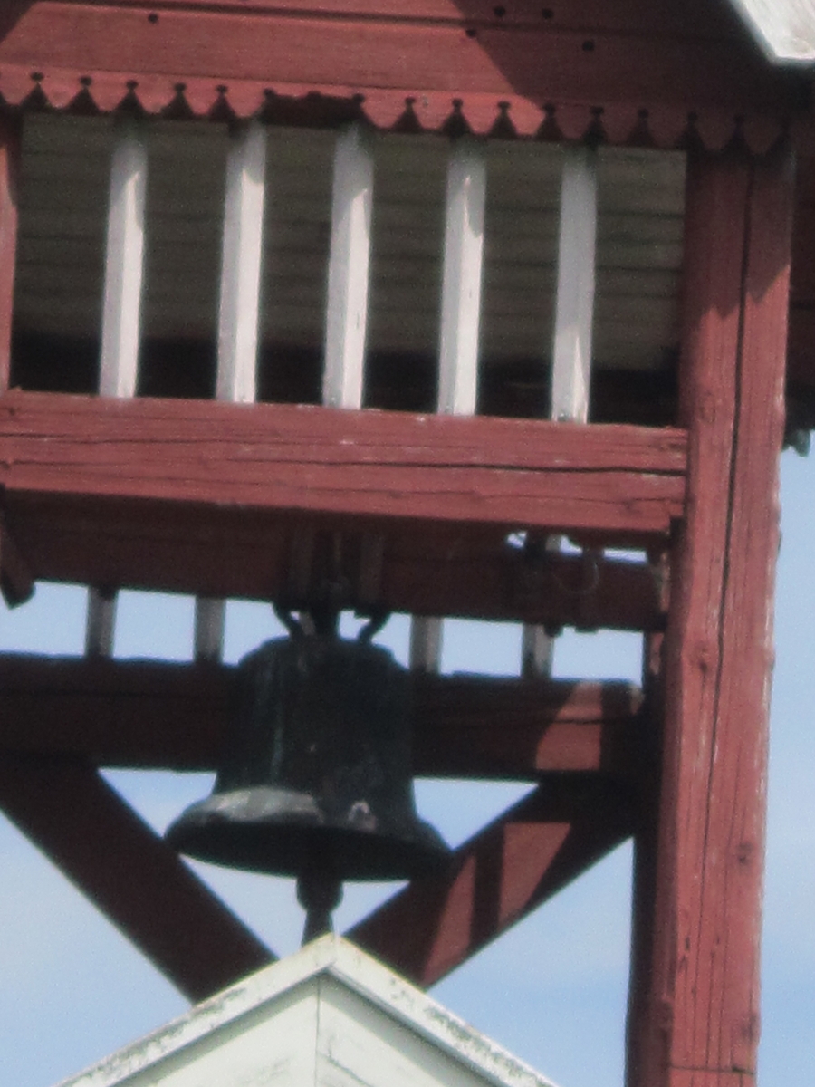 Klokketårnet på Huse vestre (nordre) har kryssformet saltak (lanterneform) og sveitserstildetaljer. Tårnet står på stabburet, og er i god stand (det er likevel enkelte behov for reparasjon). Årstallet 1921 står på værhanen.