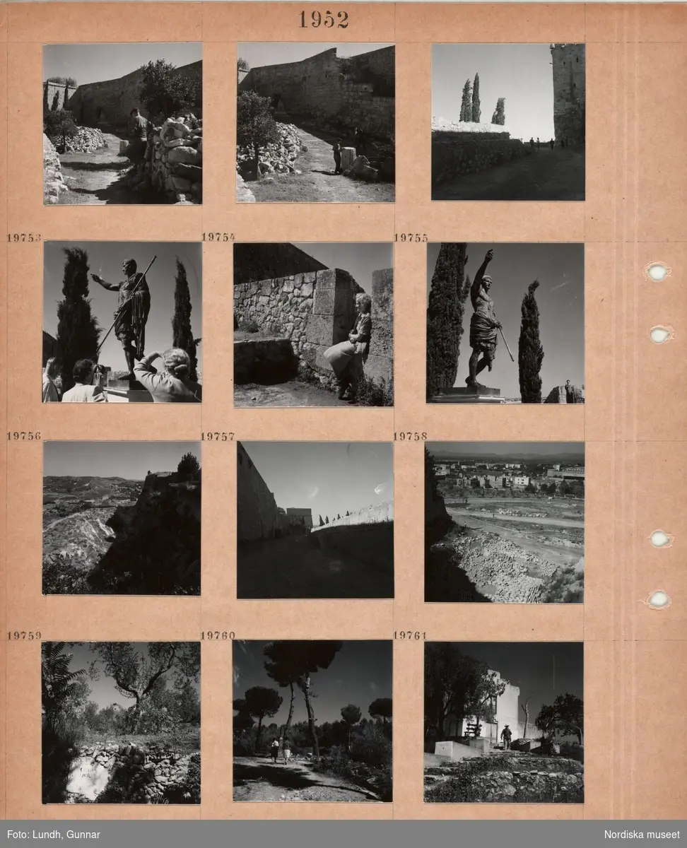 Motiv: (ingen anteckning) ;
"Tarragona 19750 - 19761", människor tittar på ruiner, människor tittar på en staty, en staty, landskapsvy med berg, vy över bebyggelse, landskapsvy med stenmur och träd, två kvinnor går på en stig, en man vid ett hus.
