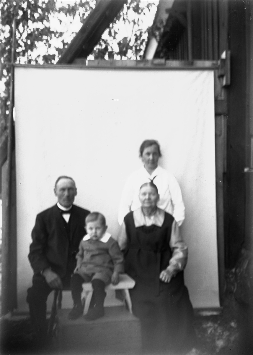Tora, August, Tore och Karolina Alinder, Sävasta, Altuna socken, Uppland 1926