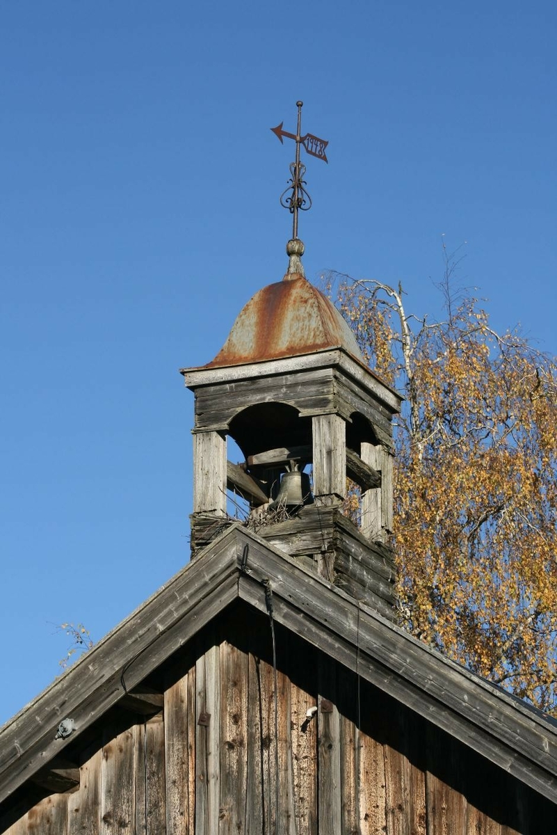 Klokketårnet på Lonsveen står på stabburet og ble fornyet i 1948. Taket er tekket med blikk, og har en klassisk hjelmform. Stilen har i all hovedsak klassisistiske trekk. 
Tårnet er i dårlig stand og blir ikke lengre brukt.