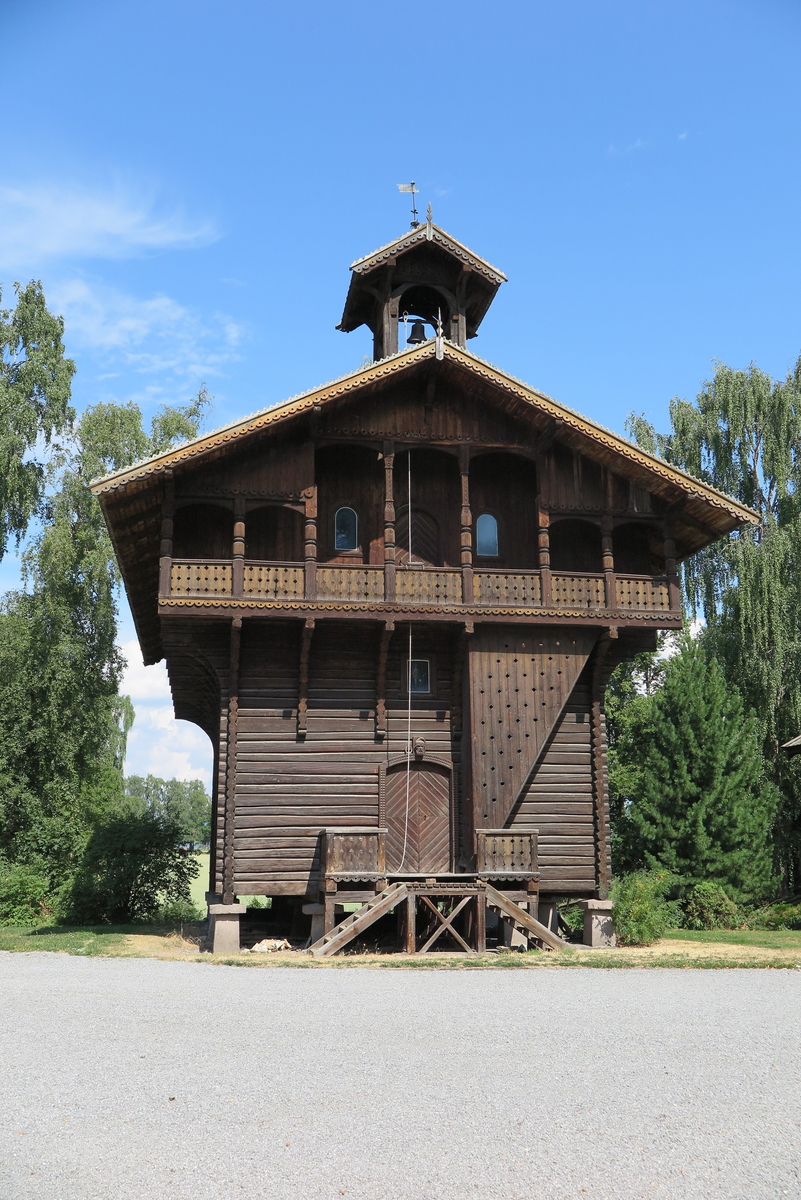 Klokketårnet på Børstad gård er i sveitserstil og har enkelt saltak. Tårnet er i god stand. Det står på det største av to stabbur, bygget mellom 1875 og 1890. Bygget og klokketårnet er tegnet av arkitekt Nissen.