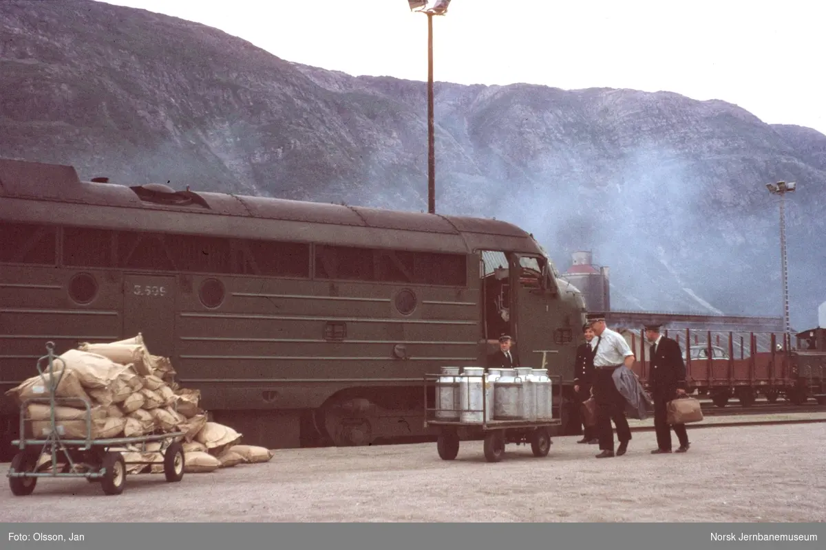 Personalbytte i Mosjøen på dagtoget fra Trondheim til Bodø, tog 451. Toget trekkes av diesellokomotiv type Di 3 nr. 609.