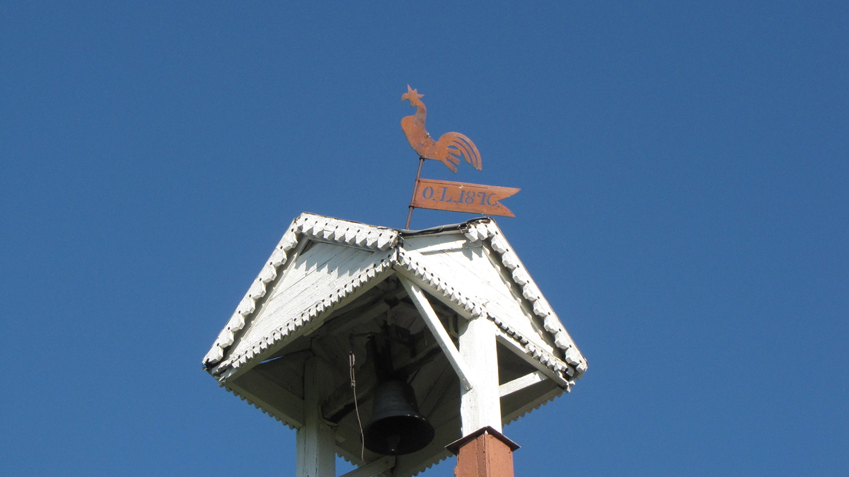 Klokketårnet på Raa (Rå) nordre har kryssformet saltak (lanterneform) og sveitserstildetaljer. Tårnet er plassert på stabburet, og er i middels stand pga. råteskader. Værhanen har påskriften «O.L. 1876». Initialene står for Ole Linstad. Det er et hull i værhanen etter at den ble skutt på med rifle rundt 1925.