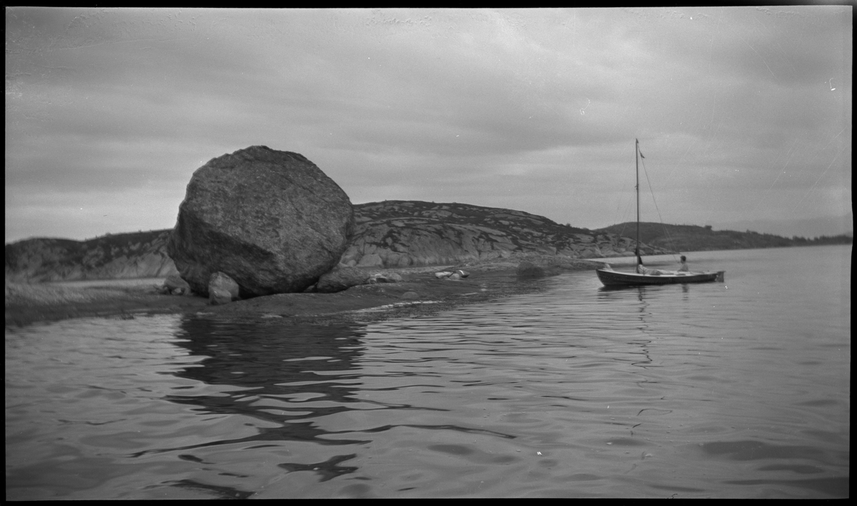 Seile og rotur til Lindøy utenfor Stavanger. Lindtner og en annen ung mann sitter i hver sin båt, en liten seilbåt og en robåt. Det er også bilder fra en stor, rund stein som den ene står oppå.