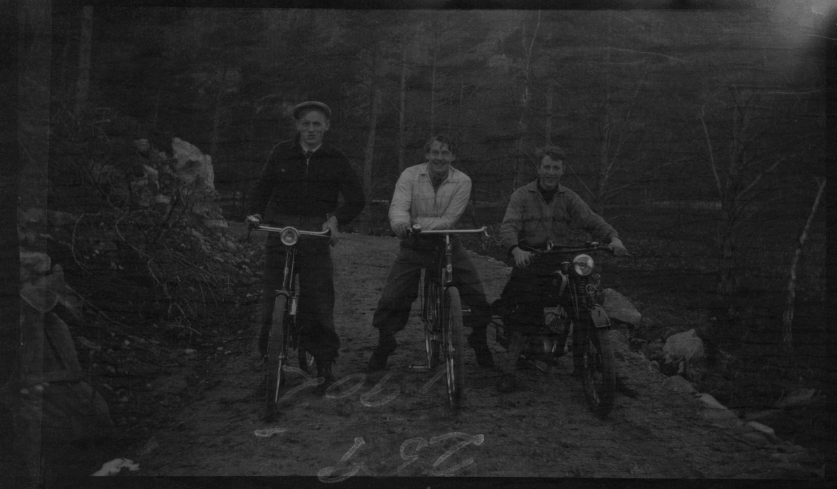 Tre gutter på sykkel og gåtur i fjellandskap.