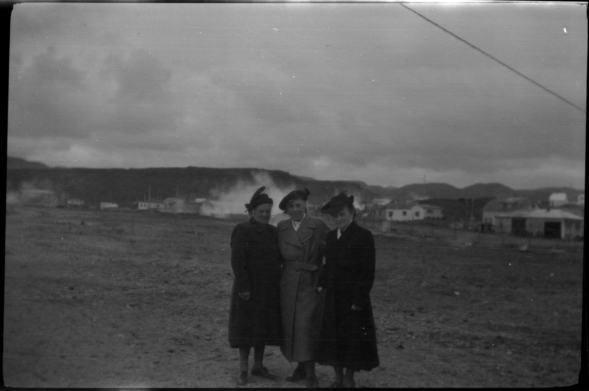 Frida Johannessen sammen med et turfølge på Island. Det er bilder fra pikniker og gåturer. Frida Johannessen er på alle bildene, bl.a. til venstre på bilde nr. 1.