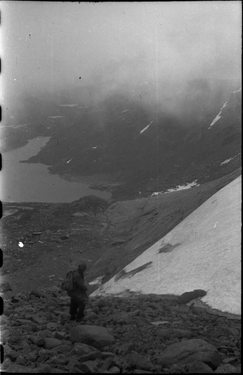Bilder av to menn på fjelltur mellom Haukeliseter og Bråtveit i Suldal. Snøen er i ferd med å smelte i fjellet.
