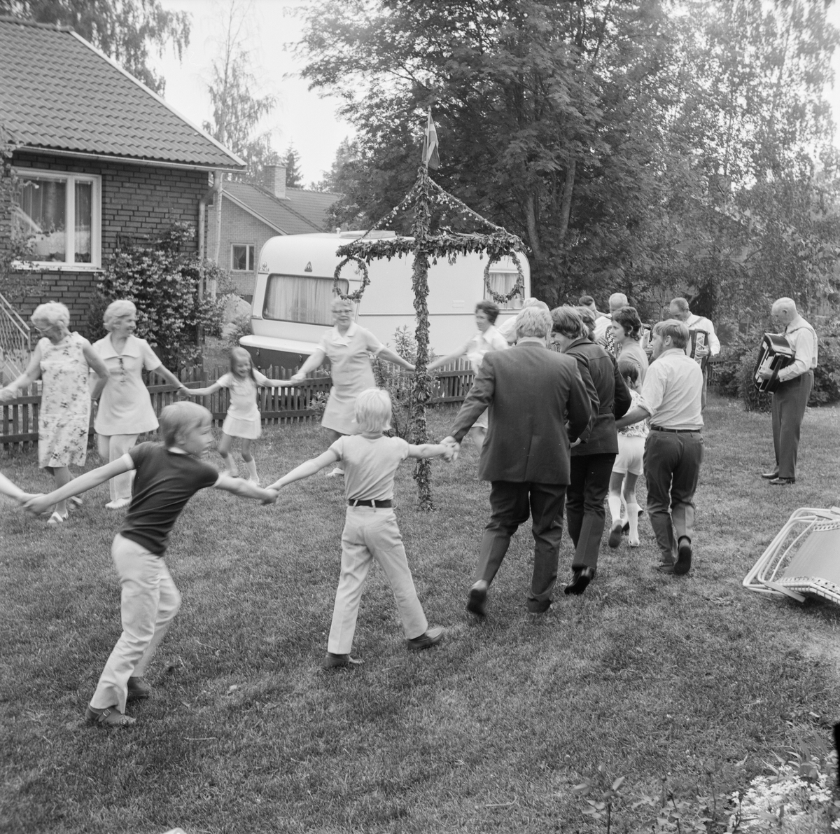 Midsommarfirande, Bröderna Lindblom spelar, Uppland, juni 1971