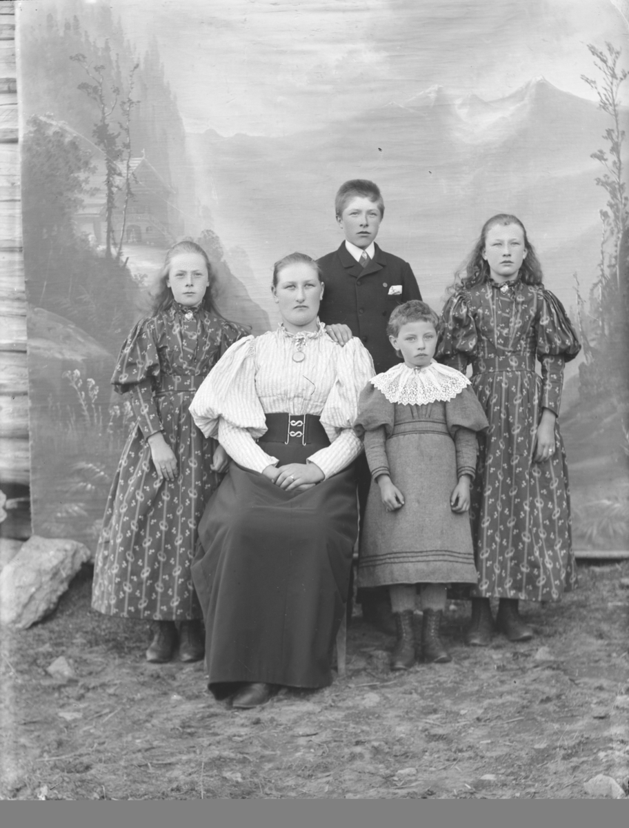Gruppebilde, Mathea Skabo med 4 barn, tre jenter og en gutt.