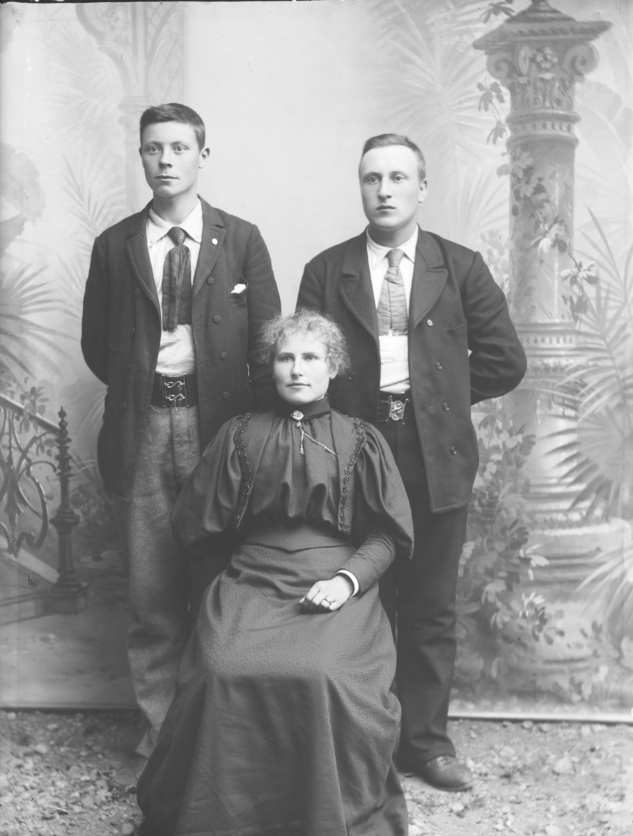 Portrett av M. Evensen og O. Amundsen og ukjent dame.