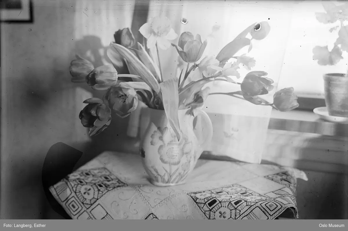 bord, duk, vase, blomsterbukett, tulipaner, påskeliljer