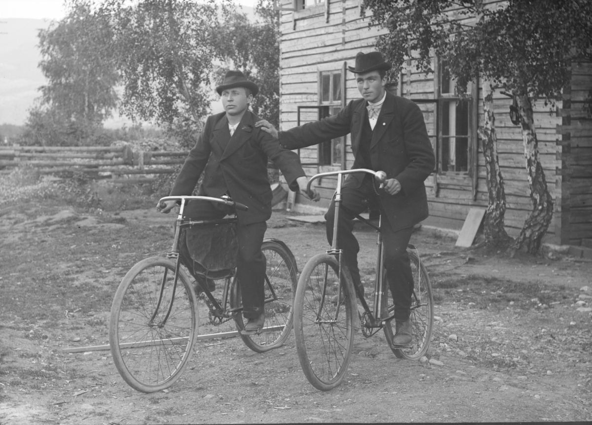 Pro: 30.07.1898. R.Rollstad og kammerat på sykkel. Gruppebilde, menn.