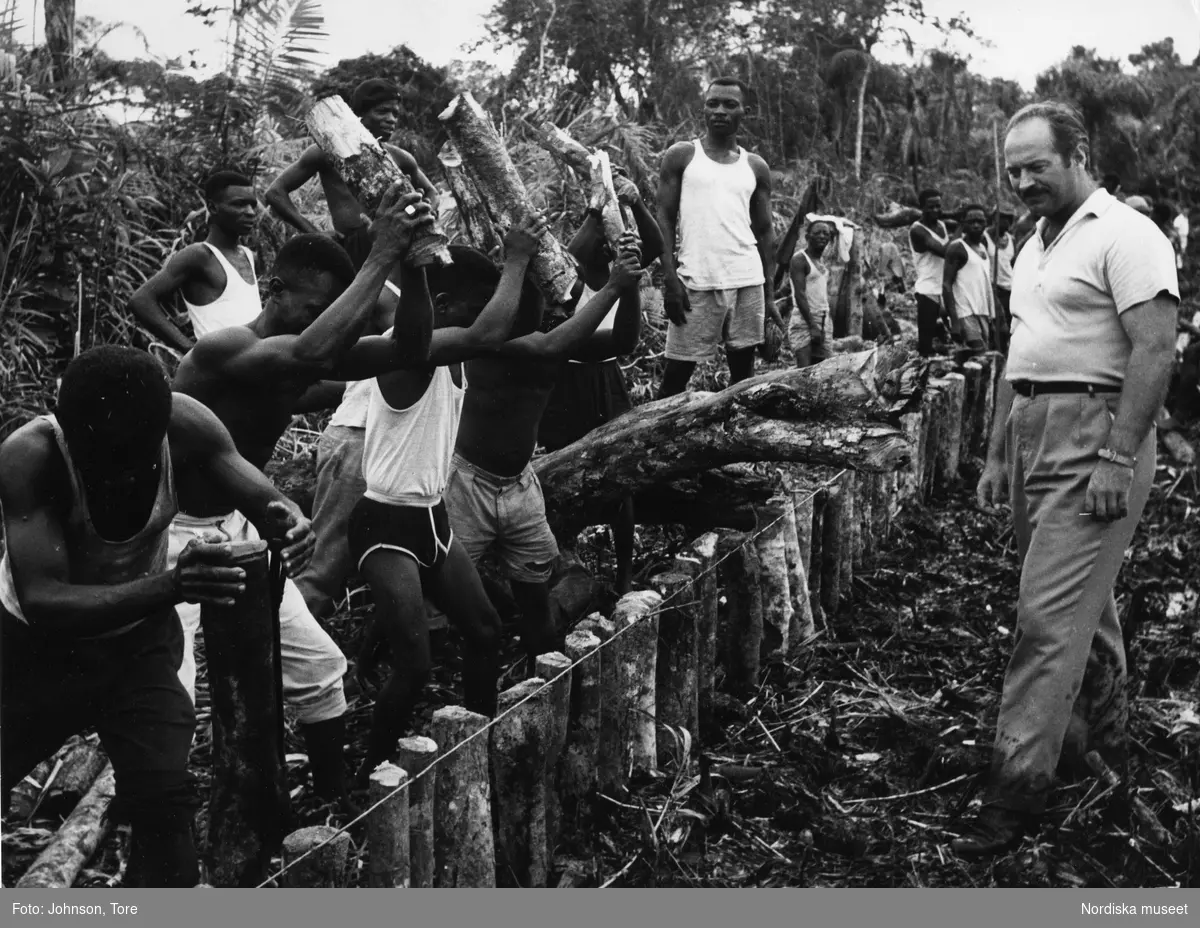 Kongo, byggnadsprojektet Stanley Pool (nuv. Malebodammen). Den svenske FN-tjänstemannen Gertmar Arvidsson med kongolesiska arbetare.