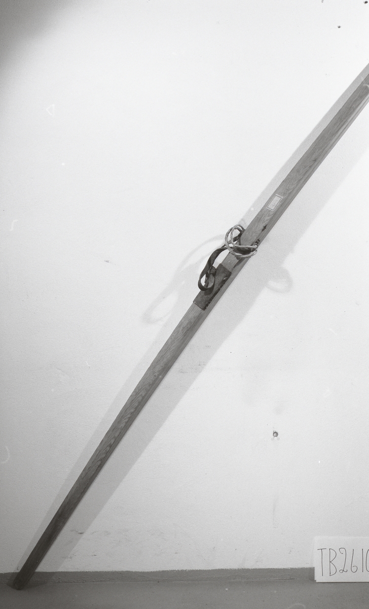 Ett par ski tidligere reg.nr.211 skrevet med blyant på langskia. 
