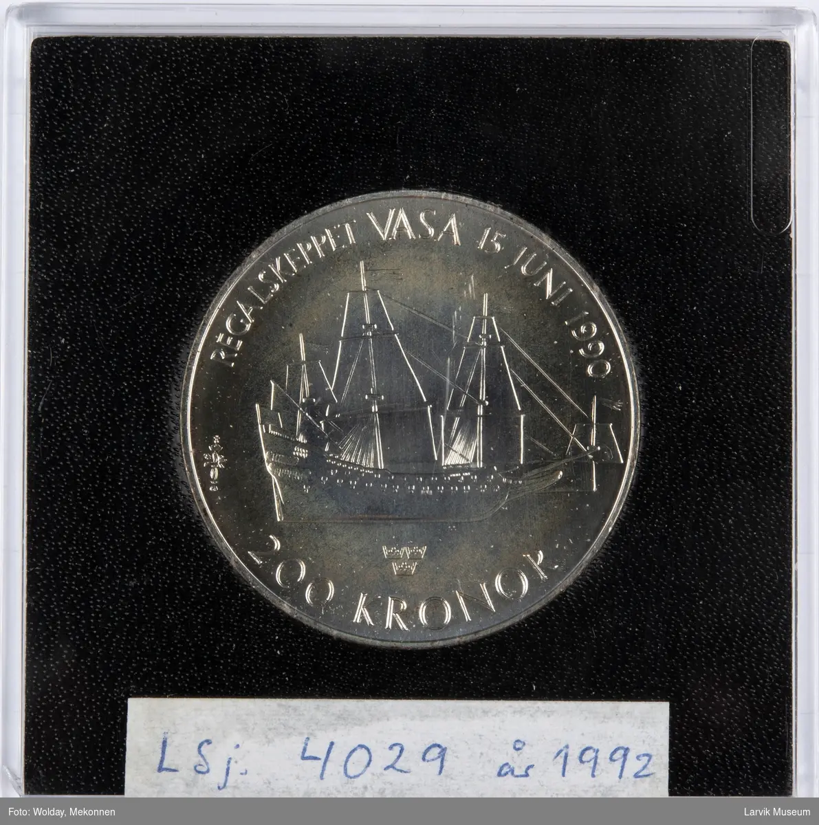 Forside: Regalskeppet Wasa, 15. juni 1990. 200 kronor.
Bakside: Carl XVI Gustav - Sveriges Konung.