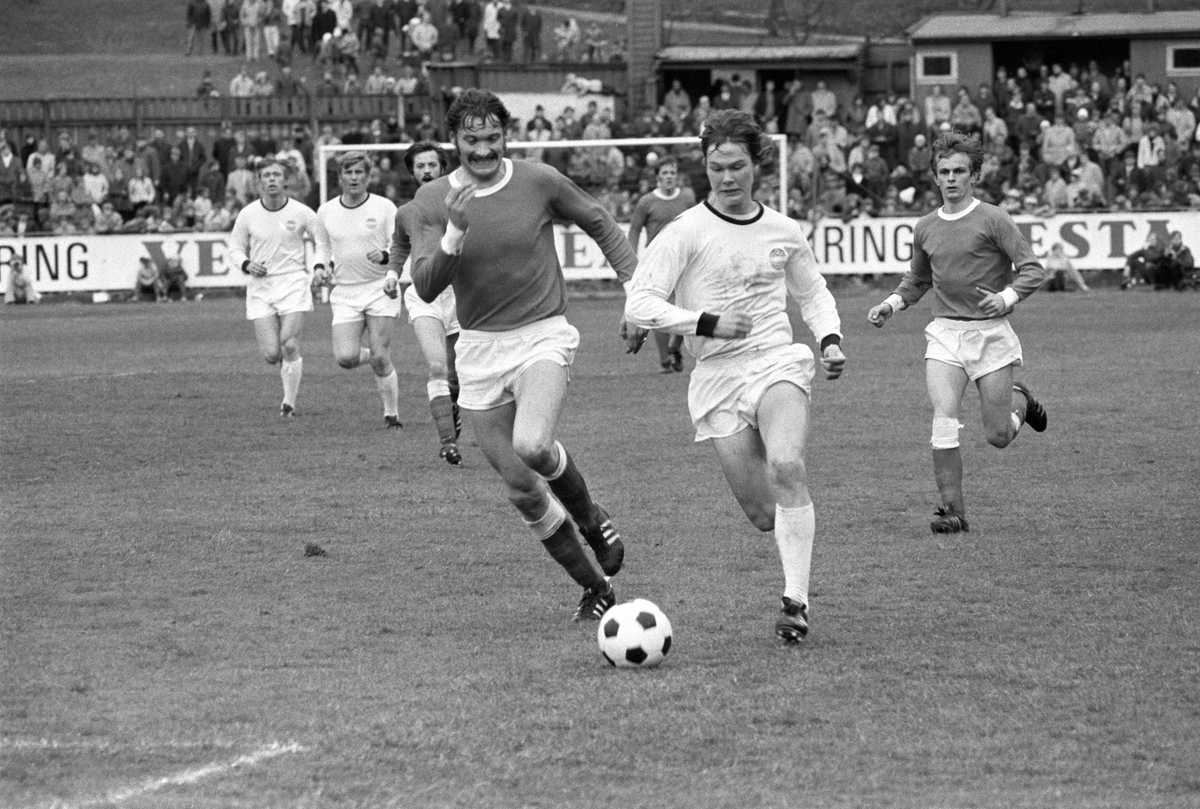 Strømsgodset spiller fotballkamp på Brann stadion i Bergen, mai 1971. Strømsgodset i lyse drakter. Tor Henriksen (Strømsgodset) i midten.