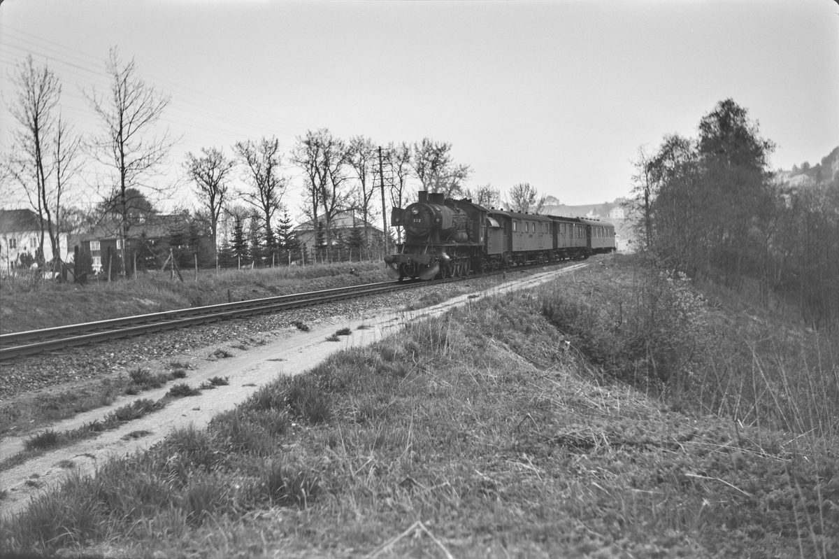 Dagtoget fra Oslo Ø til Trondheim over Røros, hurtigtog 301, ved Stavne. Toget trekkes av damplokomotiv type 30a nr. 272.