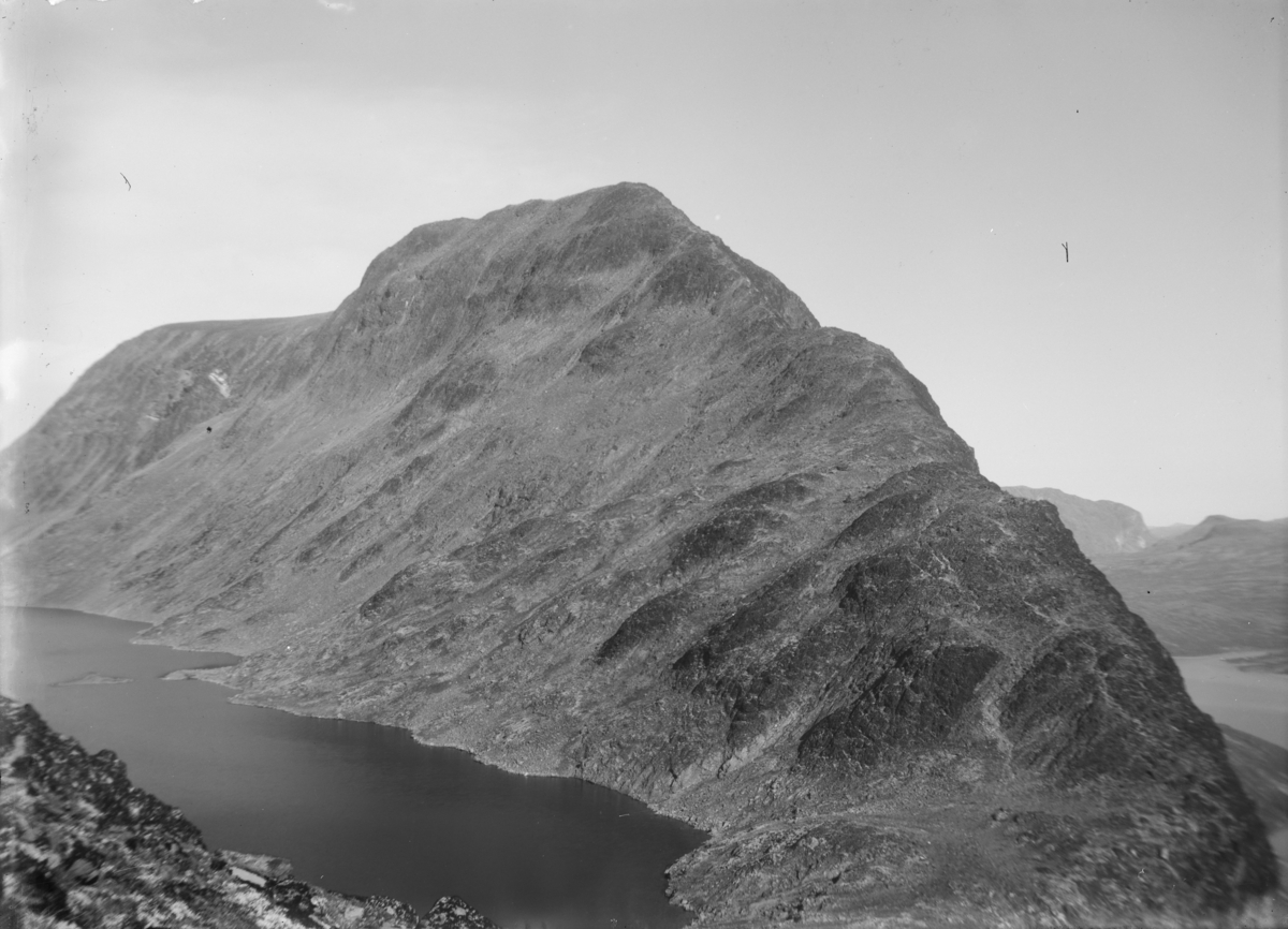Jotunheimen, Besseggen med Bessvatnet til venstre og Gjende til høyre, oversiktsbilde mot øst