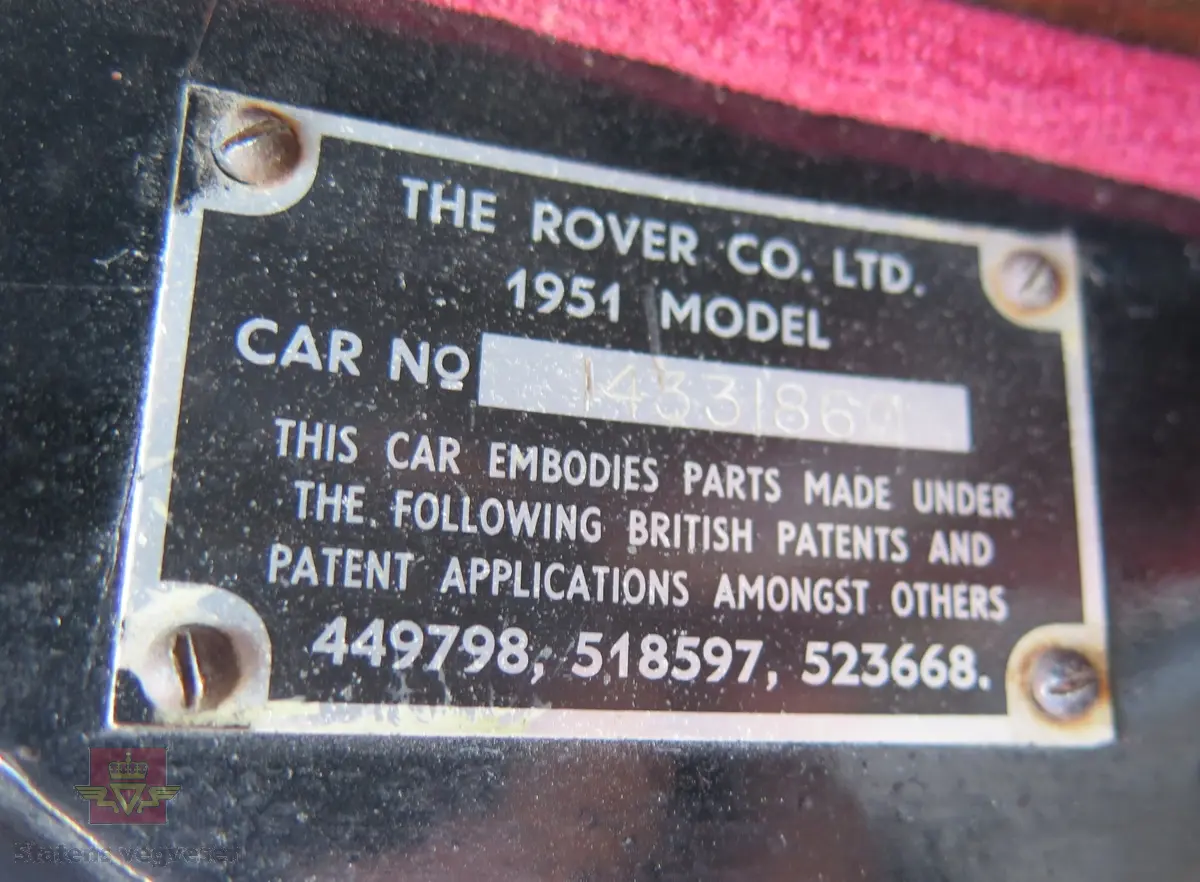 Rover 75 Rover P4. 4-dørs sedan karosseri, svart lakk. Svart, brun og rød (skinn) innvendig. Bilen har en vannavkjølt, bensindrevet 6-sylindret rekkemotor med to forgassere (SU). Motoren har et sylindervolum på 2103 kubikkcentimeter og er av typen IOE. Motorytelse/effekt 75 hk. To aksler, bakhjulstrekk. 4- trinns manuell girkasse med girspak på rattstammen. Antall sitteplasser er 6. Km. stand på telleren er ca. 22 000 km. Standard dekkdimensjon foran og bak er 6.00 x 15.