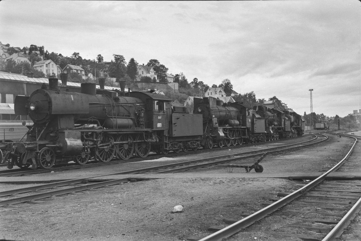 Damplokomotiver type 30b ved lokomotivstallen på Marienborg, nærmest nr. 357, deretter nr. 350.