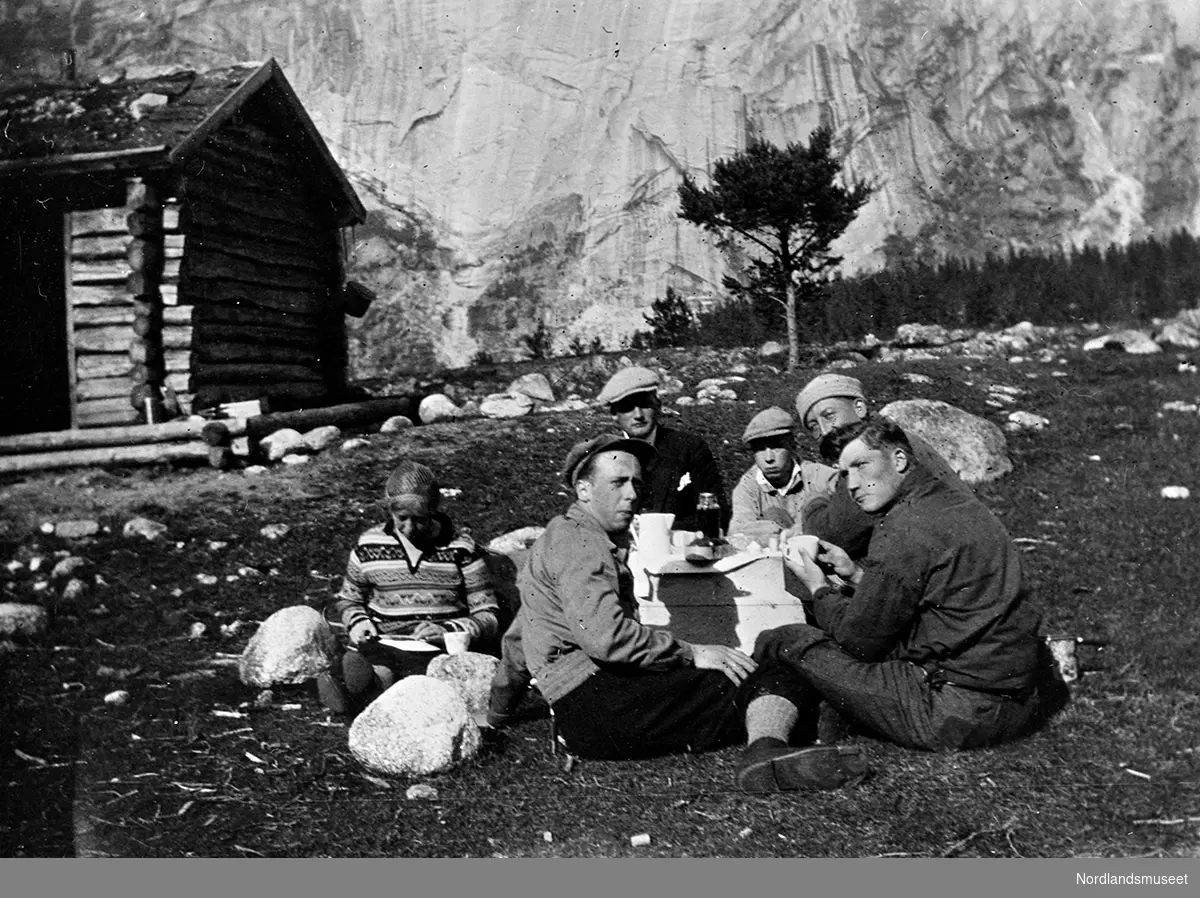 6 turgåere drikker kaffe utenfor hytta i Hellemobotn.