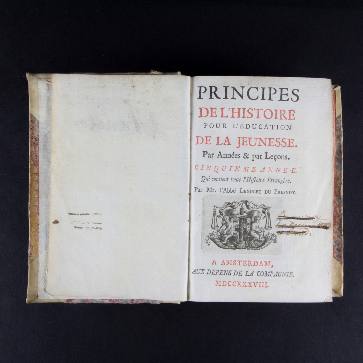 Bok, halvpergamentband "Principes de l´histoire pour l´education de la jeunesse", del 5, tryckt 1738 i Amsterdam. Pärmar klädda med marmorerat papper, rygg och hörn av pergament. Rödstänkt skuret snitt.