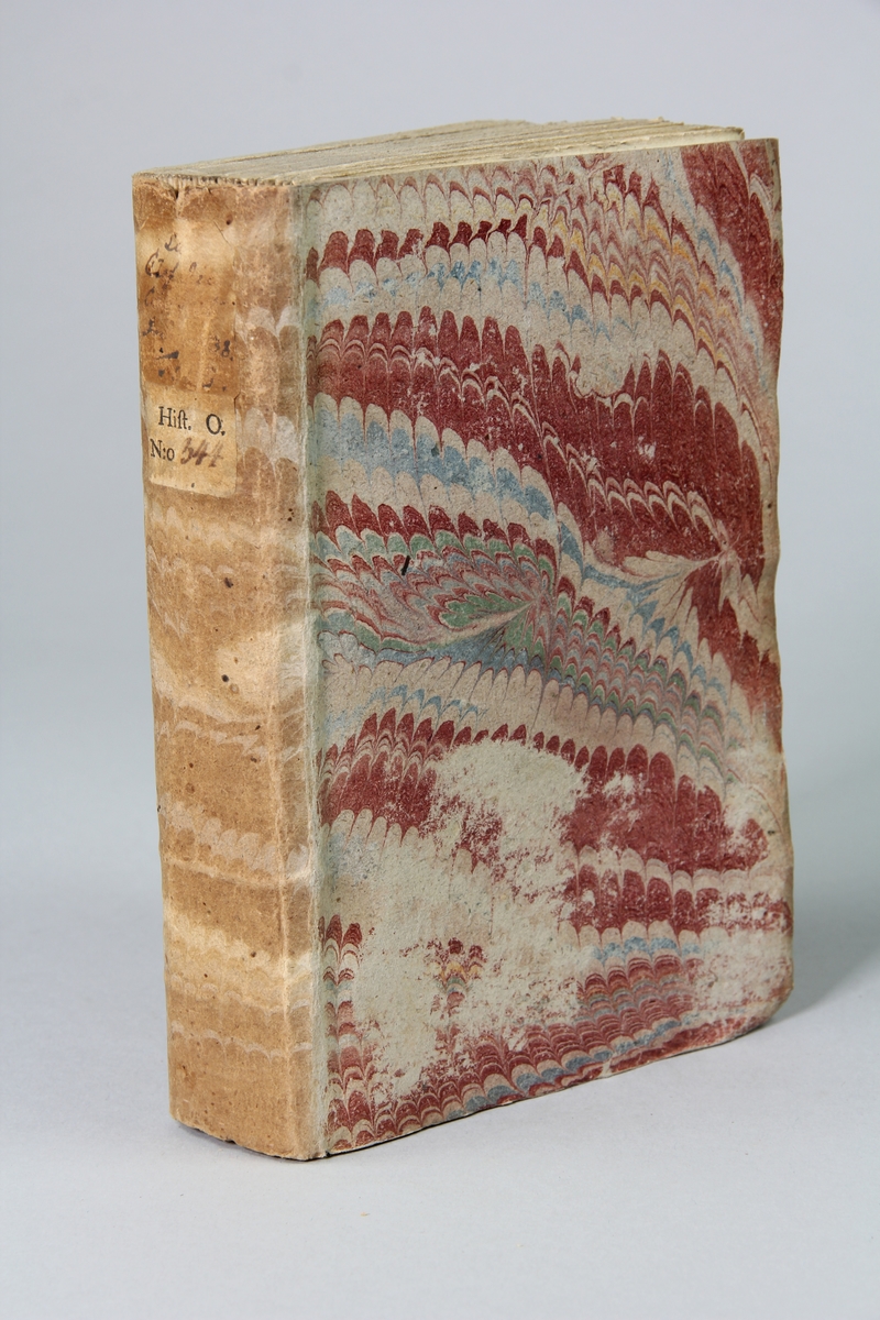 Bok, pappband "La clef du cabinet des princes de
 l´Europe", del 68, tryckt i Luxemburg 1736.
Marmorerat band med blekt rygg, påklistrade pappersetiketter med titel (oläslig) och volymens nummer. Med skurna snitt.