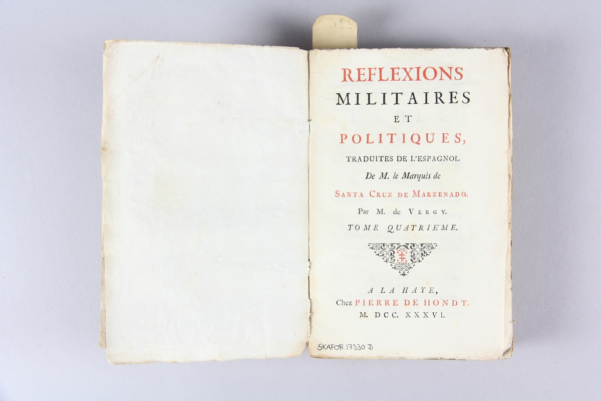 Bok, häftad, "Réflexions militaires et politiques", del 4. Pärmar av marmorerat papper, oskuret snitt. Etikett med titel och samlingsnummer på ryggen. Ej uppskuren.