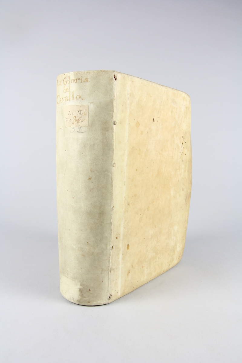 Bok. pergamentband, "La gloria del cavallo" tryckt 1608 i Venedig.
Band av pergament, rött snitt. På ryggen bokens titel samt samlingsnummer. Anteckning om förvärv.