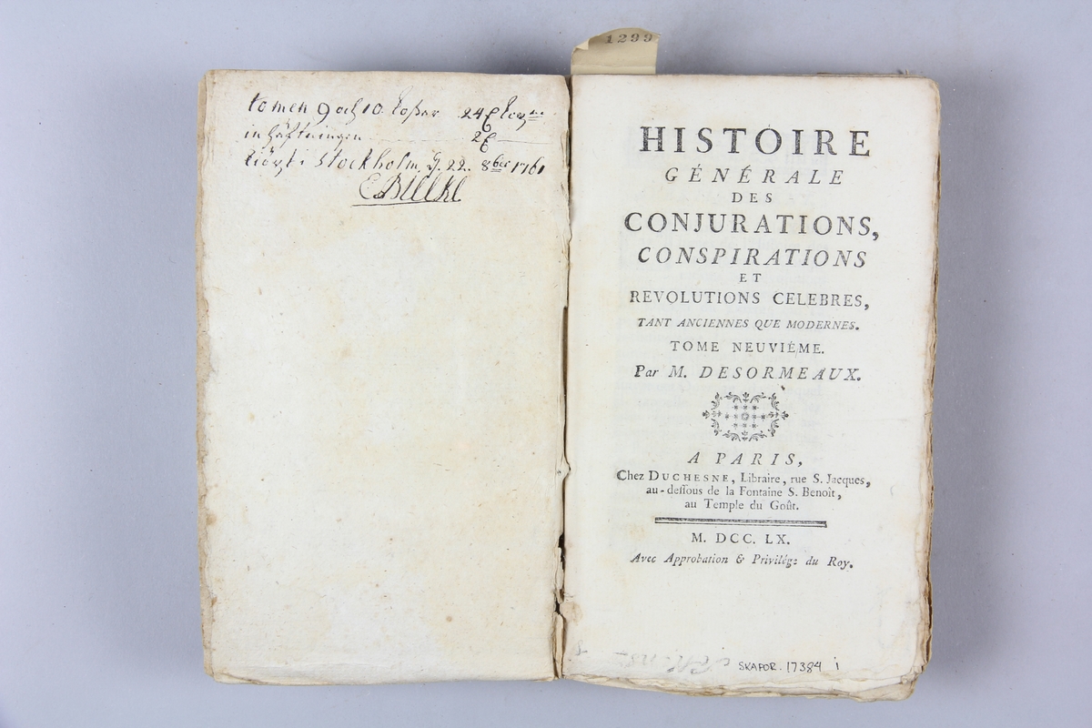 Bok "Histoire des conjurations, conspirations et revolutions célèbres", del 9, skriven av Desormaux, tryckt i Paris 1760.
Pärmar av gråblått papper, oskuret snitt. Blekt rygg med etikett med titel. Anteckning om inköp på pärmens insida.