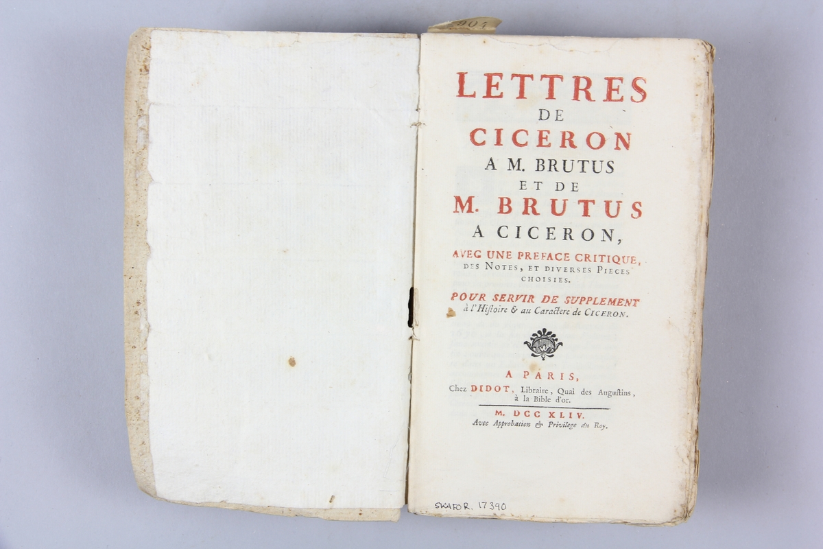Bok, pappband "Lettres de Ciceron a M. Brutus et de M. Brutus a Ciceron",  tryckt 1744 i Paris. Pärmar av blågrått papper, oskuret snitt. Blekt rygg med etikett med volymens titel, otydlig, och samlingsnummer.